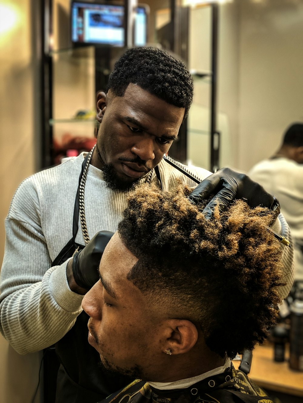 Barbero trabajando un corte con textura